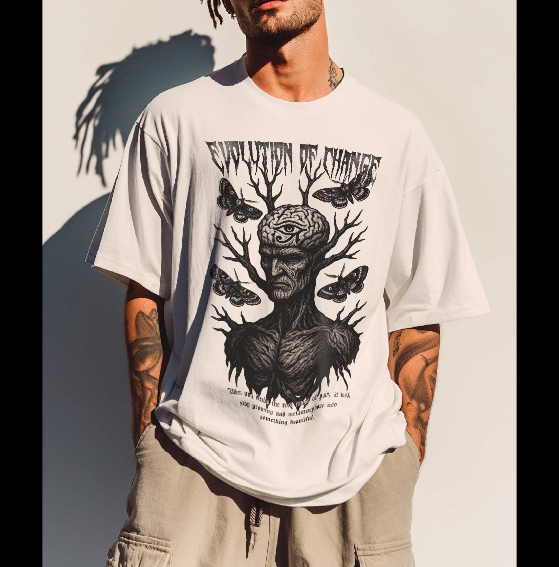 Okkultes Witchy "Evolution Of Veränderung' Unisex T-Shirt, Metalcore Grunge Shirt, Spirituelles Gothic Grafik Top, Alternative Motten Schmetterling von RhiannonYasminArt