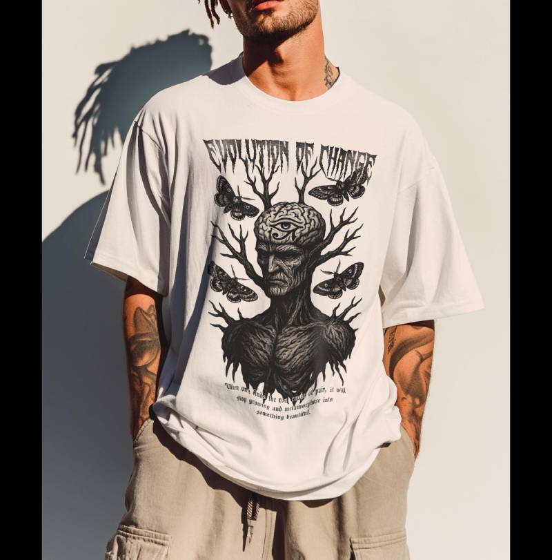 Okkultes Witchy "Evolution Of Veränderung' Unisex T-Shirt, Metalcore Grunge Shirt, Spirituelles Gothic Grafik Top, Alternative Motten Schmetterling von RhiannonYasminArt