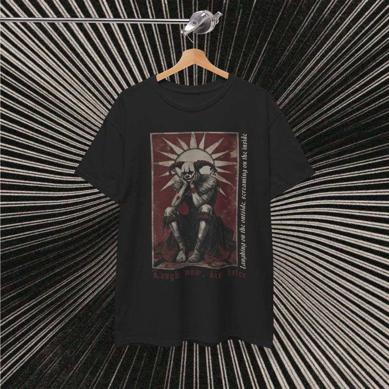 Trauriger Jester Grafik-T-Shirt, Außen Lachend, Innen Schreiend, Alternative Mode, Unisex T-Shirt, Mittelalterlicher Grunge, Metalcore von RhiannonYasminArt