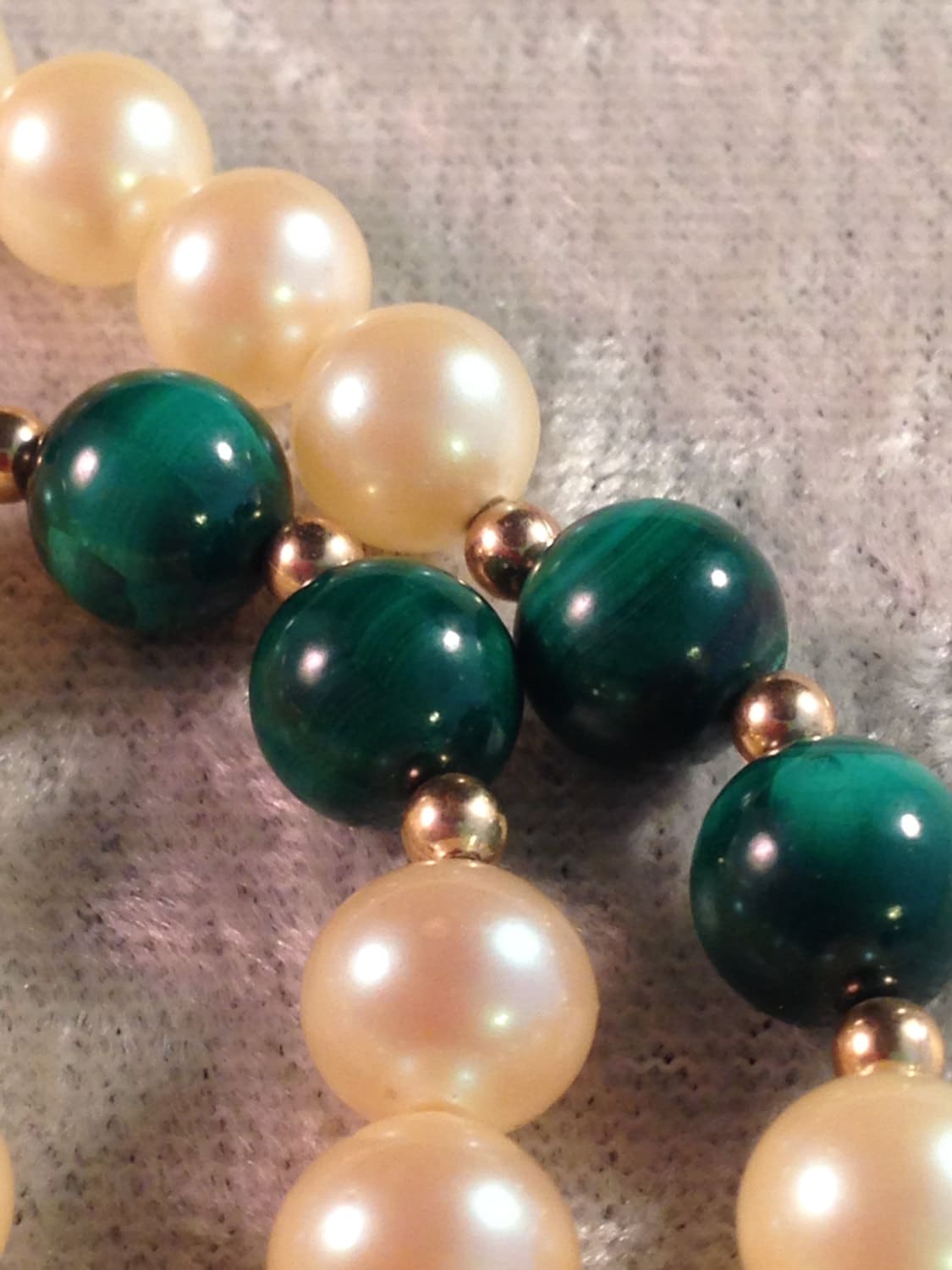 Wunderschöne Faux Pearl & Green Faux Jade | Marmorierte Perlen Halskette - Gold Spacer Heavy 047Nl Wunderschöne Faux Pearl & Green Faux Jade | Marmorierte Perlen Halskette - Gold Spacer Heavy 047Nl von RhinestoneCafe