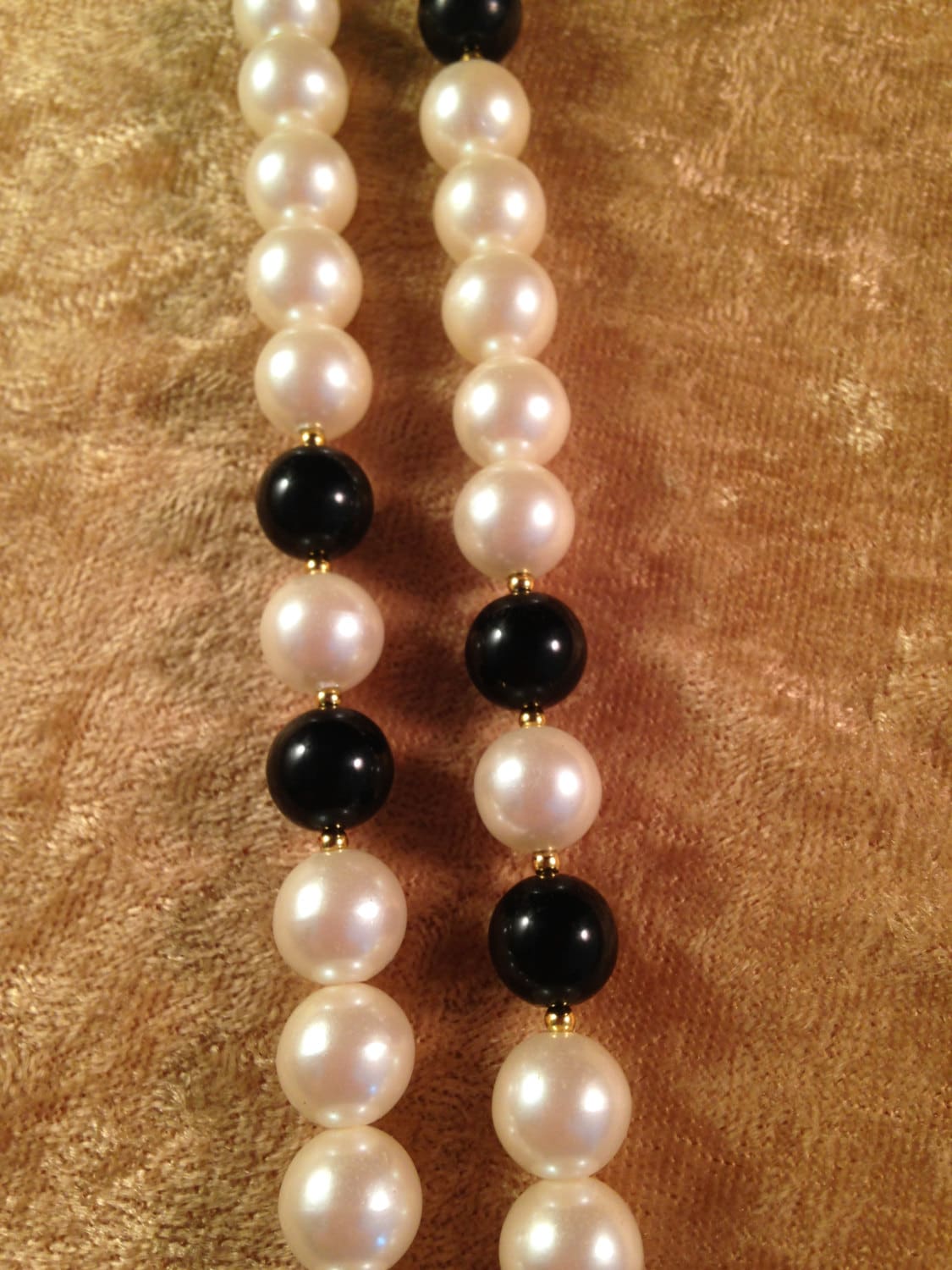 Wunderschöne Marvella Kunstperle Und Schwarz | Onyx? Perlenkette | Unsigniert - Gold Spacer | Verschluss Pat. 537985 004Nl Wunderschöne Marvella Kunstperle Und Schwarz | Onyx? Perlenkette | Unsigniert - Gold Spacer | Verschluss Pat. 537985 004Nl von RhinestoneCafe