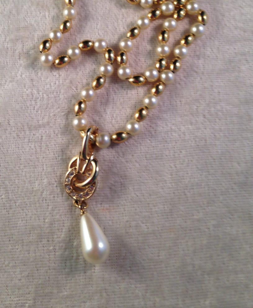 Wunderschöne Napier Kunstperle/Schwere Goldperlen Halskette Mit Goldenem Strass Abnehmbaren Anhänger - Aufgefädelt An Feinkettchen 038 Wunderschöne Napier Kunstperle/Schwere Goldperlen Halskette Mit Goldenem Strass Abnehmbaren Anhänger - Aufgefädelt An Feinkettchen 038 von RhinestoneCafe