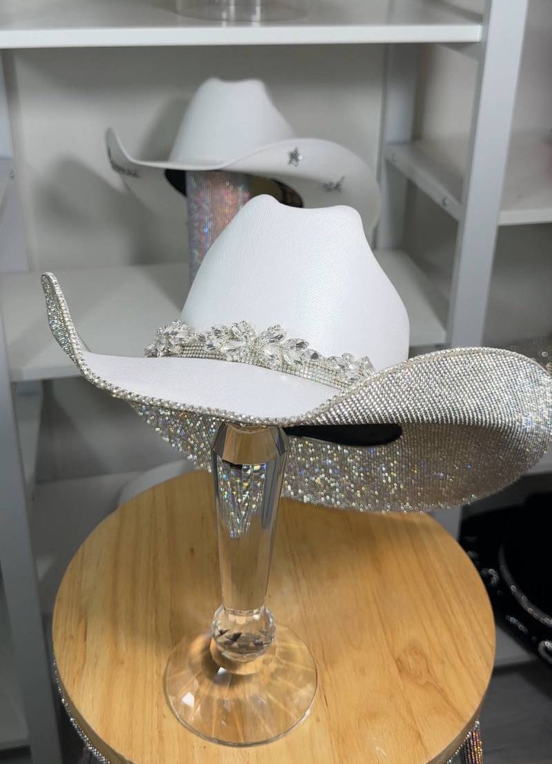 Weißer Cowgirl Hut Mit Strasssteinen. Westernhochzeit. Landhaus-Konzert. Weltraum Halloween Kostüm. Brautjungfern Outfits. Junggesellinnenabschied Weißer Cowgirl Hut Mit Strasssteinen. Westernhochzeit. Landhaus-Konzert. Weltraum Halloween Kostüm. Brautjungfern Outfits. Junggesellinnenabschied von RhinestoneRodeo7