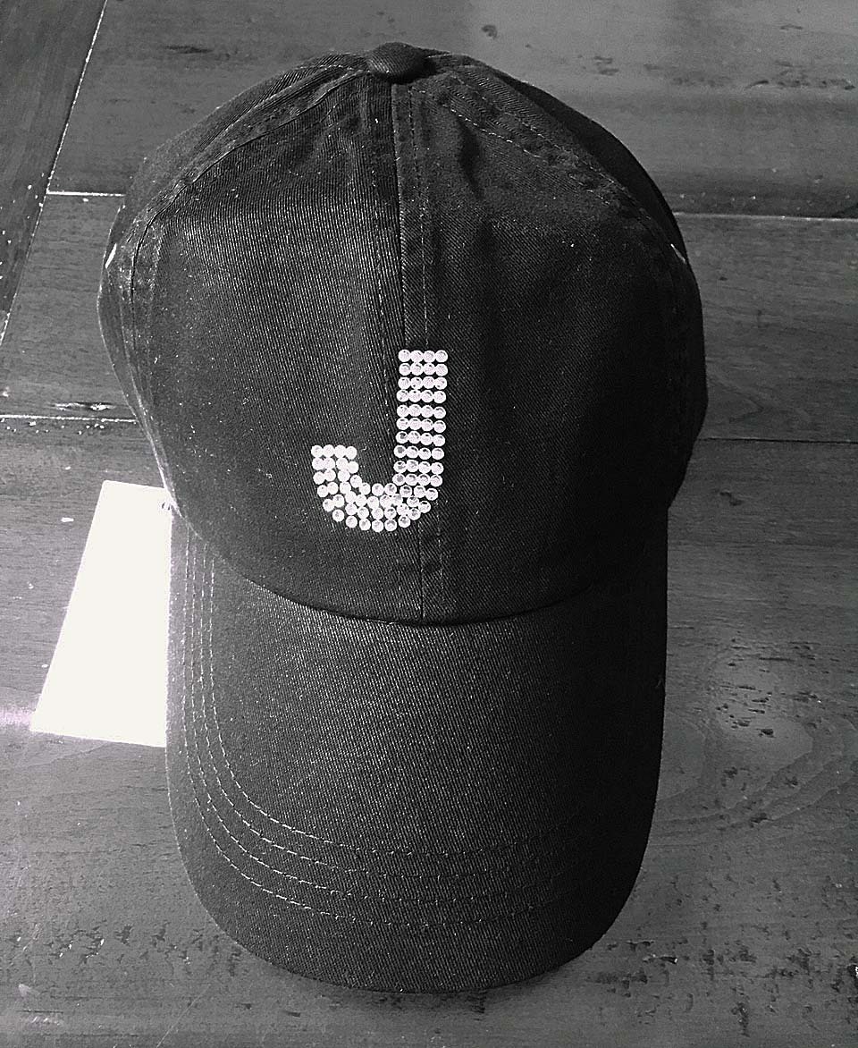 Buchstabe Hat Ausgefüllt Mit Strasssteinen Buchstabe Hat Ausgefüllt Mit Strasssteinen von RhinestoneStudioInc