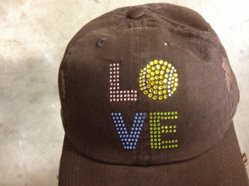 Strass Tennis Hut "L-O-V-E Stack" Distressed Threads Stil." Strass Tennis Hut "L-O-V-E Stack" Distressed Threads Stil." von RhinestoneStudioInc