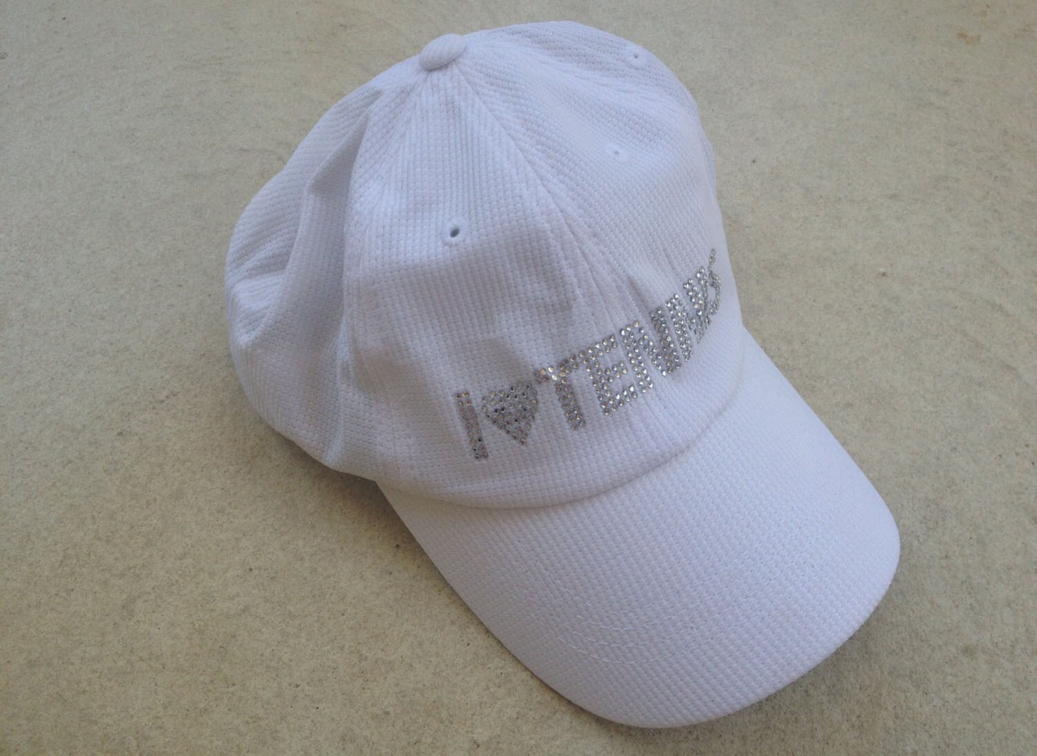 Tennis Hut Mit Glitzersteinen - "I Heart Tennis" Climacool Hat." Tennis Hut Mit Glitzersteinen - "I Heart Tennis" Climacool Hat." von RhinestoneStudioInc