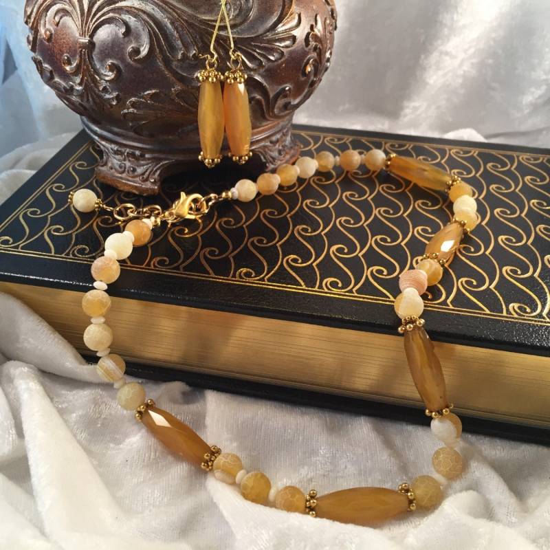 Achat-Halskette; Gelbe Facettierte Reisperlen, Weißer Und Gelber Feuerachat, Weiße Jade. Karabinerverschluss von RhondaBJeweled