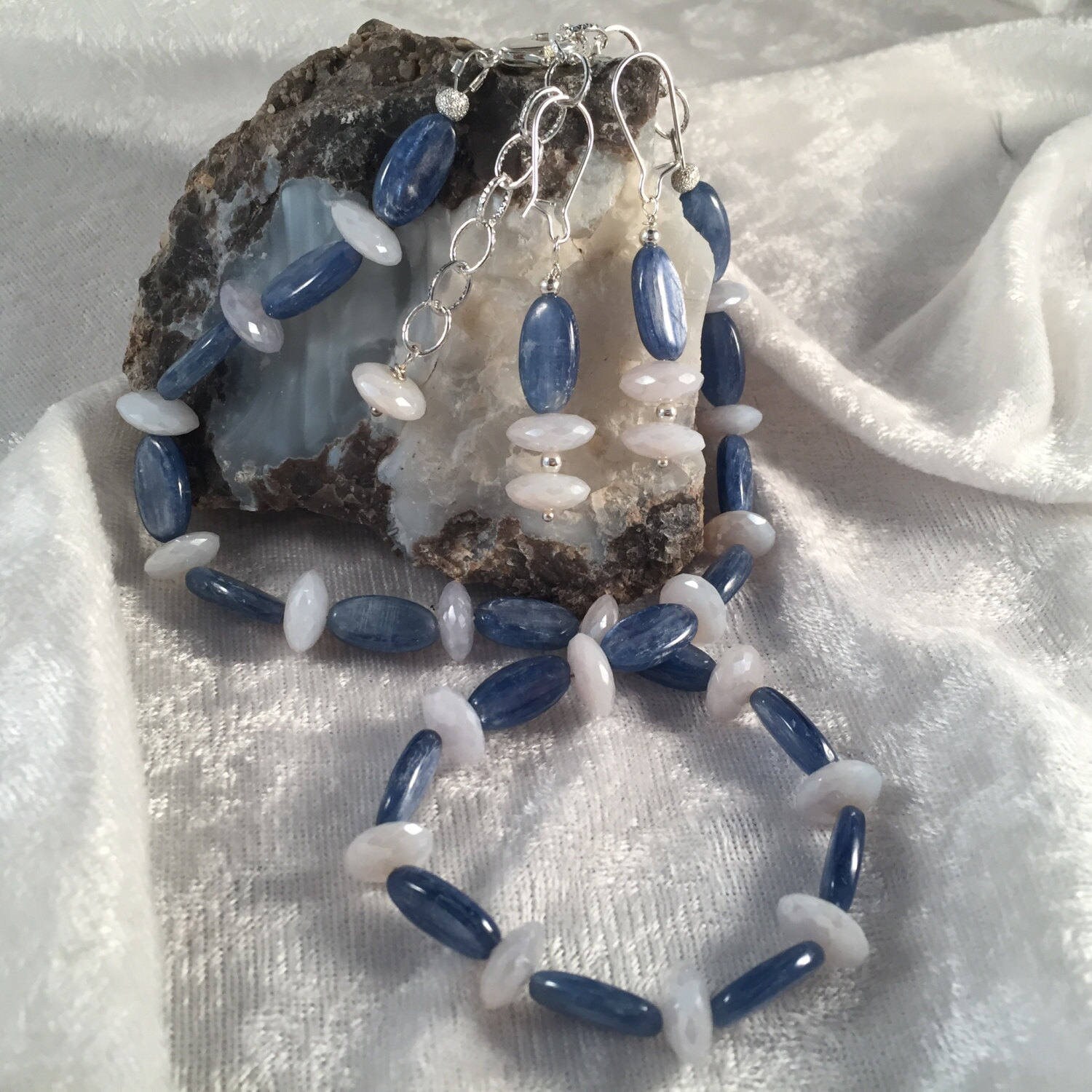 Blaue Kyanit-Halskette, Ovale Aaa-Edelsteine, Deutscher Facettierter Aaa-Chalzedon, Karabinerverschluss von RhondaBJeweled