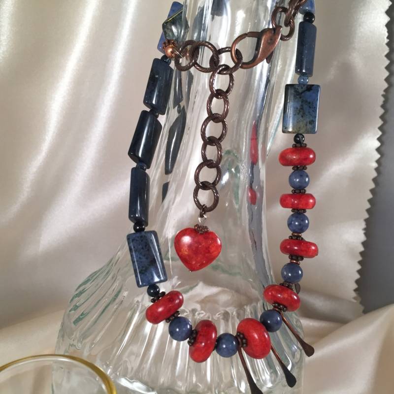 Blaue Sodalith Halskette, Rote Schaumkoralle Statement Chunky Perlen Kupfer Karabinerverschluss von RhondaBJeweled