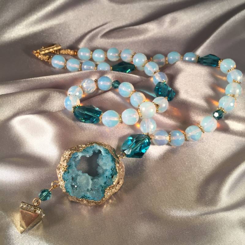 Druzy Anhänger, Mondsteinkette Mit Swarovski Kristallen, Einzelstrang Gefädelt von RhondaBJeweled