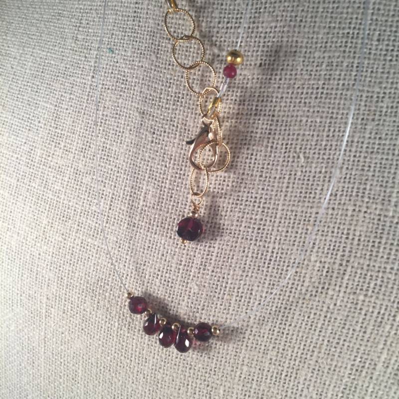 Granat Halskette; Facettierte Briolette Und Runde 18-Zoll-Halskette Auf Halsdraht Gold Filled Kette Verschluss von RhondaBJeweled