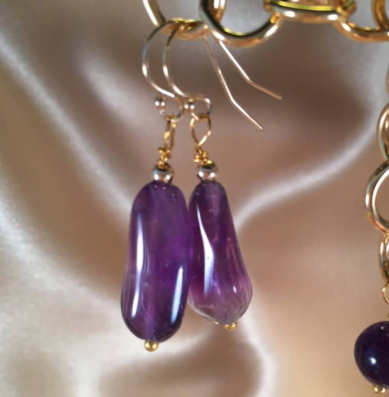 Lila Amethyst Ohrringe, Baumeln Tropfen Edelstein Perlen Auf Gold Gefüllt Ohr Draht von RhondaBJeweled