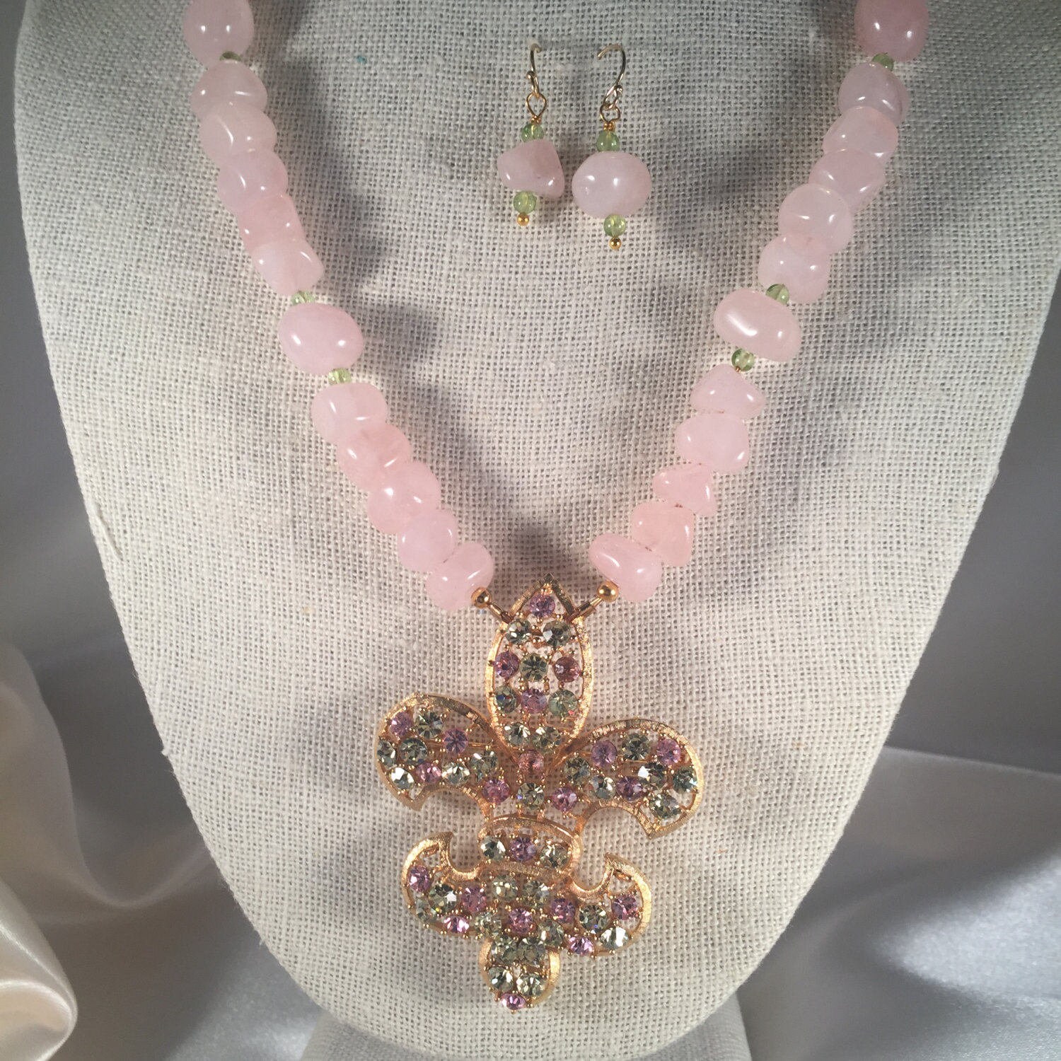 Rosenquarz Halskette, Fleur-De-Lis Vintage Broach, Perlen, Quartz, Peridot Edelstein von RhondaBJeweled