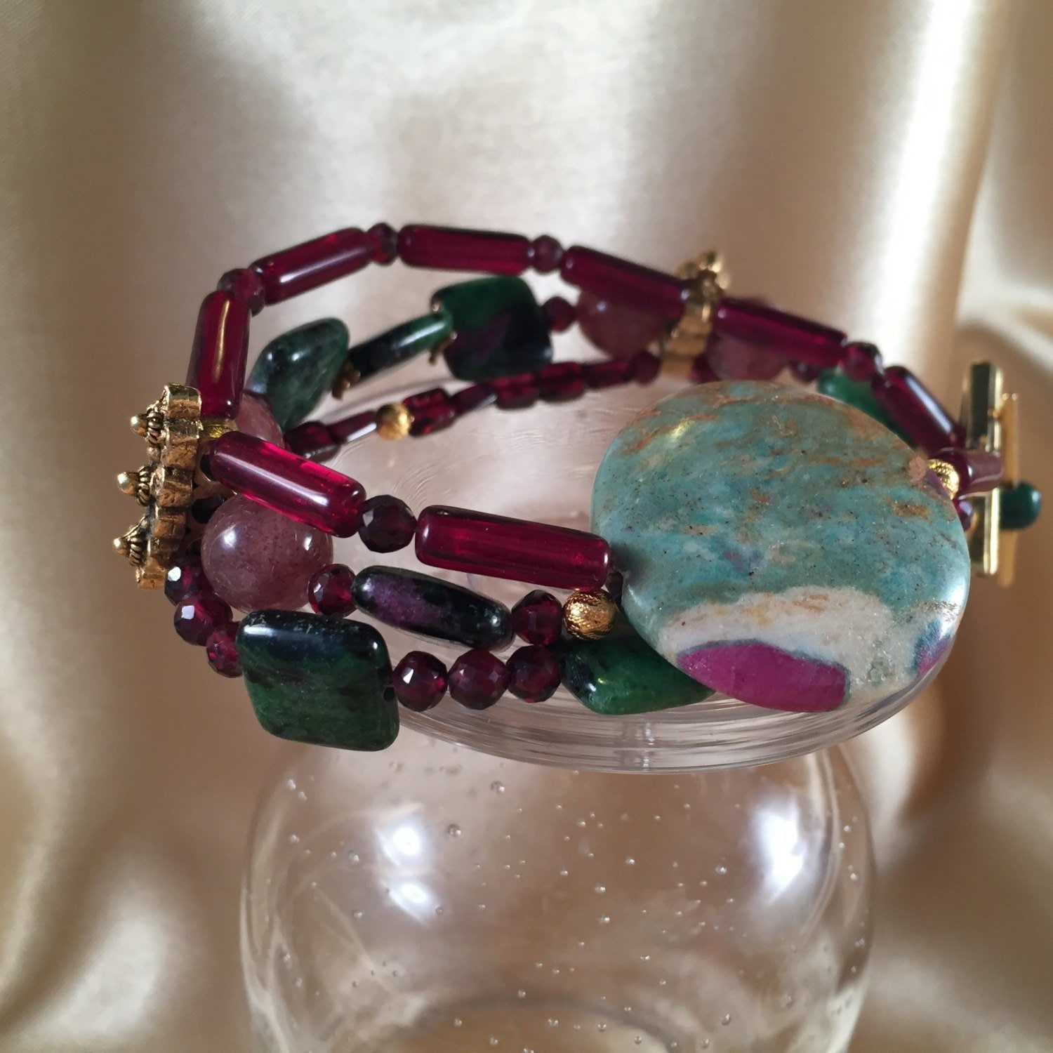 Rubin Zoisit Armband, Granat Edelstein Fokalperle, Grün Und Rot Perlen, Martini Knebelverschluss von RhondaBJeweled