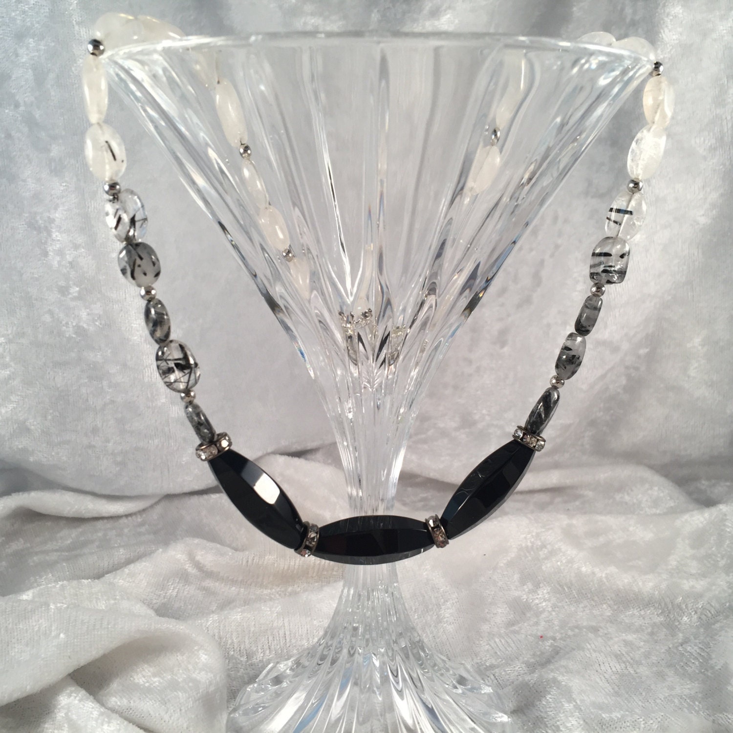 Schwarz Onyx Halskette, Rutilquarz Facettierte Reis Perlen, Und Weiss, Kristalle, Silber Knebelverschluss von RhondaBJeweled