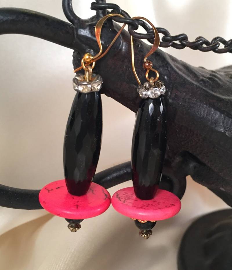 Schwarz Onyx Ohrringe, Rosa Howlith Tropfen Ohrringe Kristall Rondelle An Gold Filled Ohrhaken von RhondaBJeweled