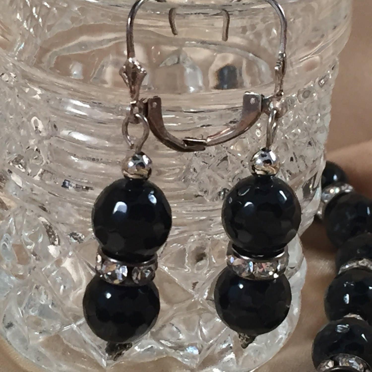 Schwarze Onyx Ohrringe, Kristalle, Facettierte Edelsteine. Sterling Silber Lever Back Ohrdrähte von RhondaBJeweled
