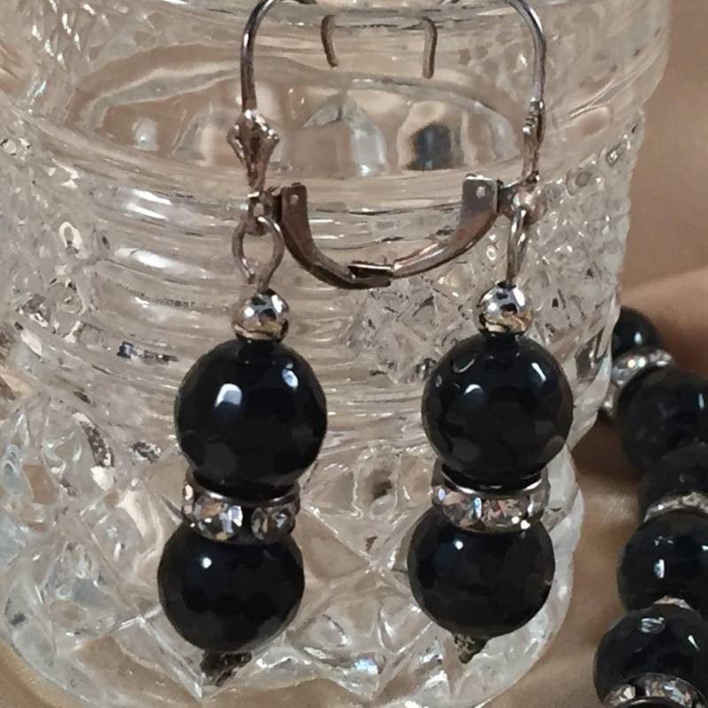 Schwarze Onyx Ohrringe, Kristalle, Facettierte Edelsteine. Sterling Silber Lever Back Ohrdrähte von RhondaBJeweled