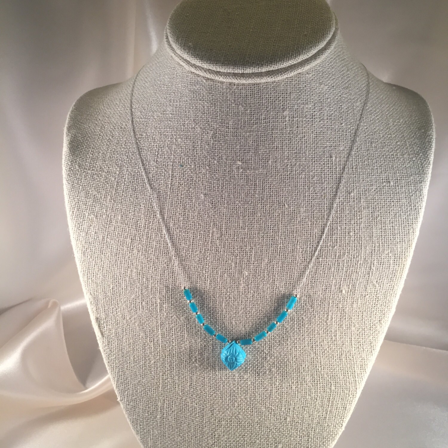 Türkis-Halskette, Geschnitzte Türkis-Anhängerperle Auf 18 "Halsdraht Und Rohr-Türkis, Ss-Kette Karabinerverschluss von RhondaBJeweled