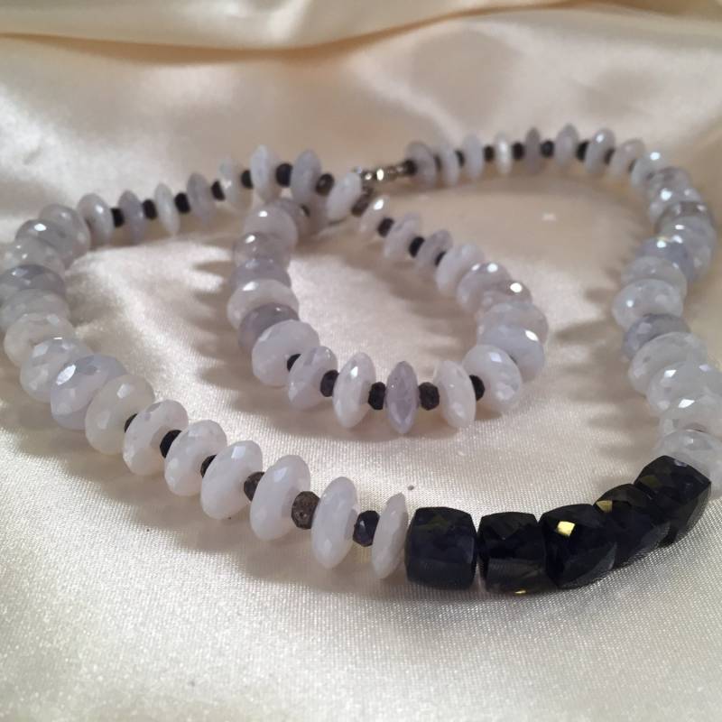 Zauberhafte Deutsche Facettierte Chalcedon Aaa Edelsteinkette, Iolith Halskette, Würfelperlen Mit Kristall Verschluss von RhondaBJeweled