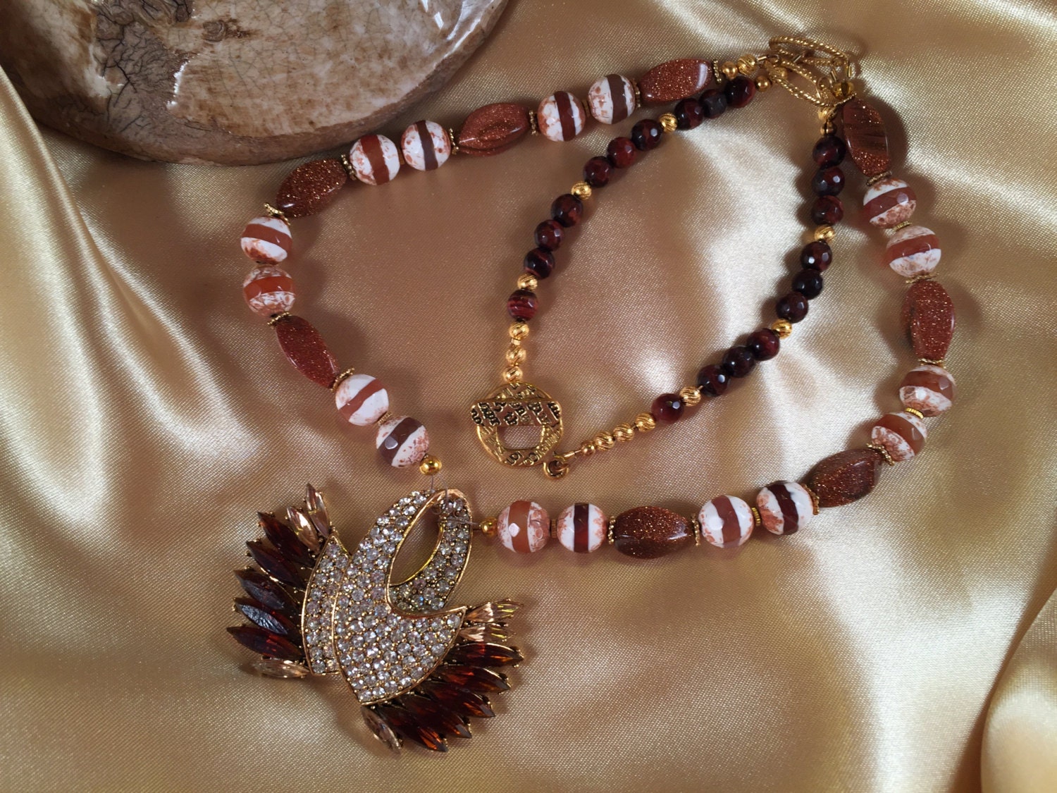statement Halskette, Vintage Weiss Brosche, Goldstone, Tigerauge, Dzi Tibet Achat Perlen von RhondaBJeweled