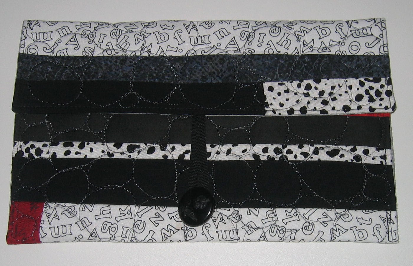 Kupplung Für Kindle - Schwarz, Weiß Und Rot Mit Kiesel Nähten von RhondaMadeIt