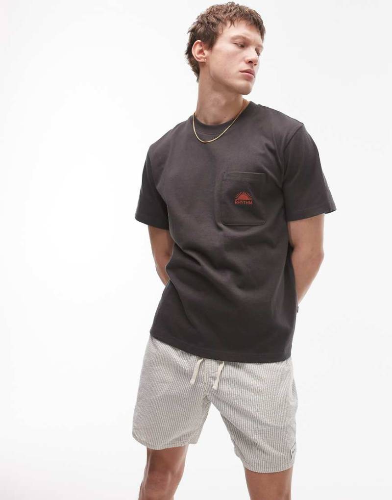 Rhythm - Schweres, kurzärmliges Vintage-T-Shirt in Anthrazit mit Emblem-Brusttasche-Grau von Rhythm