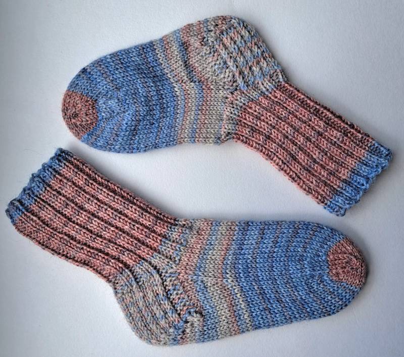 Handgestrickte Socken Gr. 24/25 Rot-Blau Handgestrickte Socken Gr. 24/25 Rot-Blau von RiGroHandarbeiten
