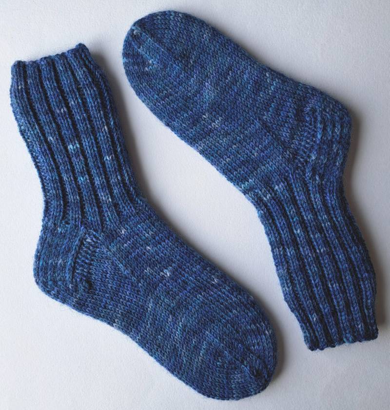 Handgestrickte Socken Gr. 26/27 Blau Handgestrickte Socken Gr. 26/27 Blau von RiGroHandarbeiten