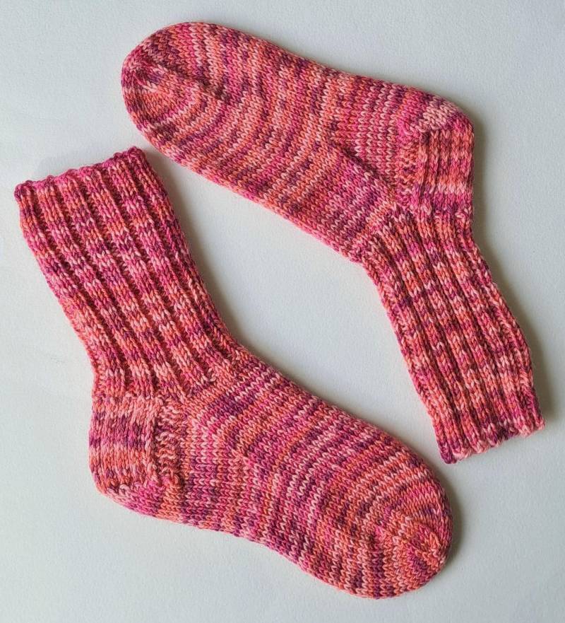 Handgestrickte Socken Gr. 26/27 Lila-Orange-Pink-Rosa Handgestrickte Socken Gr. 26/27 Lila-Orange-Pink-Rosa von RiGroHandarbeiten