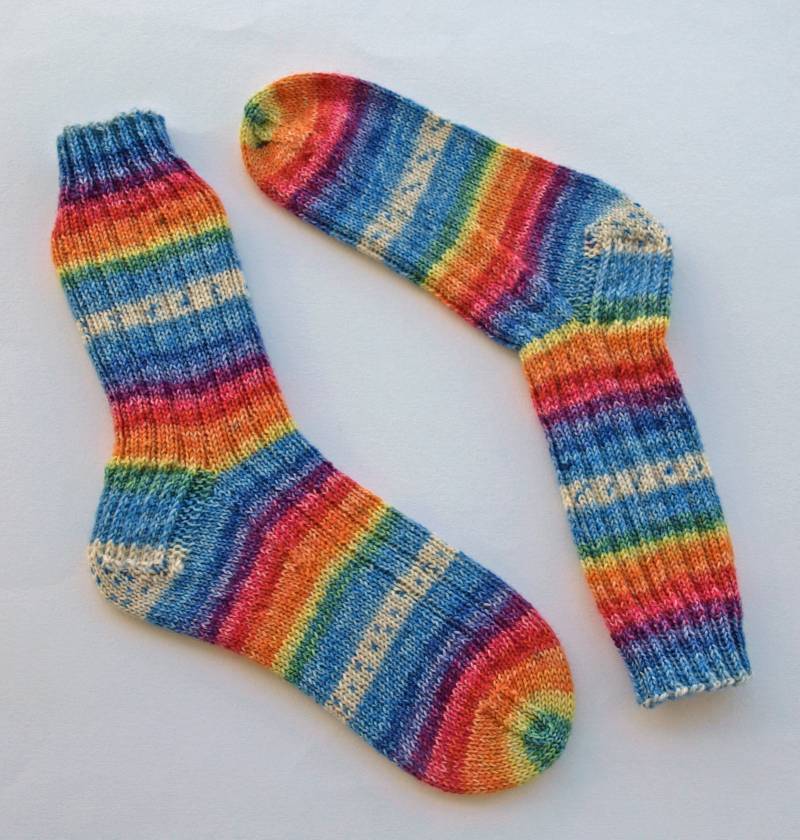 Handgestrickte Socken Gr. 34/35 Regenbogen von RiGroHandarbeiten