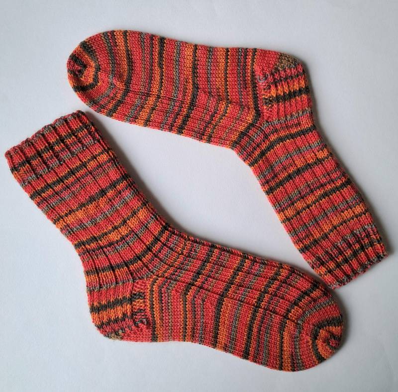Handgestrickte Socken Gr. 34/35 Rot-Bunt von RiGroHandarbeiten