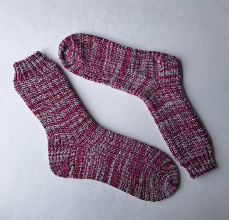 Handgestrickte Socken Gr. 42/43 Pink-Grau Handgestrickte Socken Gr. 42/43 Pink-Grau von RiGroHandarbeiten