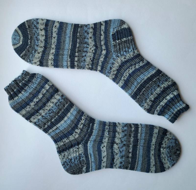 Handgestrickte Socken Gr. 42/43 Blau-Grau von RiGroHandarbeiten