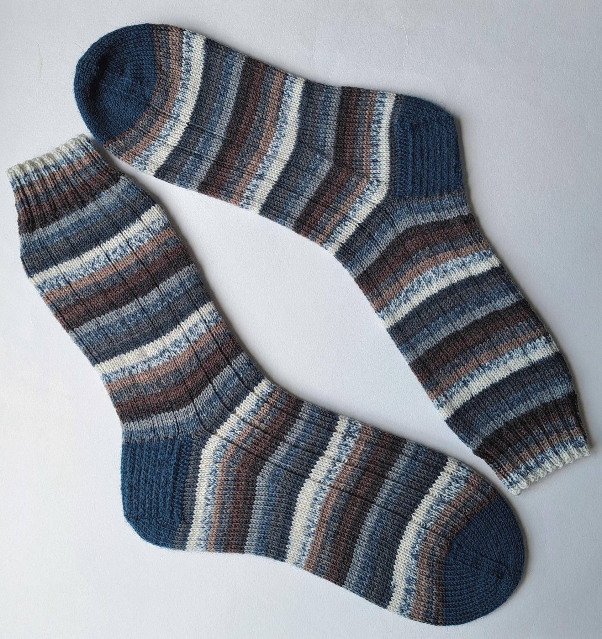 Handgestrickte Socken Gr. 46/47 Blau-Braun-Grau-Weiß Handgestrickte Socken Gr. 46/47 Blau-Braun-Grau-Weiß von RiGroHandarbeiten
