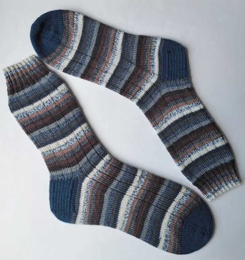 Handgestrickte Socken Gr. 46/47 Blau-Braun-Grau-Weiß Handgestrickte Socken Gr. 46/47 Blau-Braun-Grau-Weiß von RiGroHandarbeiten