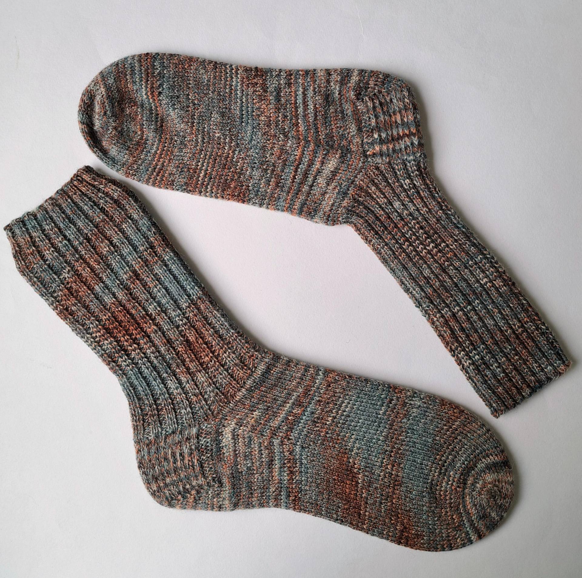 Handgestrickte Socken Gr. 46/47 Braun-Orange-Petrol Meliert Handgestrickte Socken Gr. 46/47 Braun-Orange-Petrol Meliert von RiGroHandarbeiten