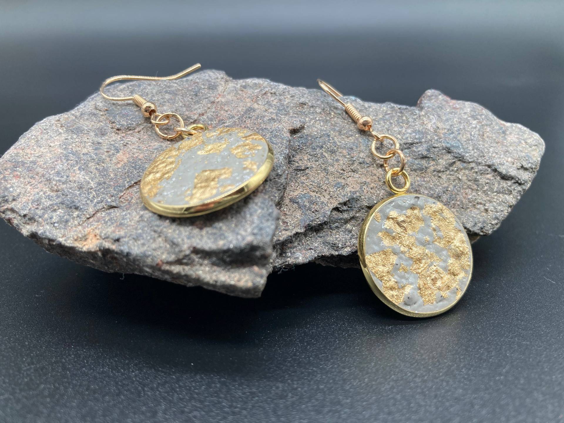 Goldene Hängeohrringe - Beton von RialityArtDesign