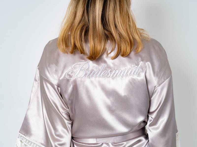 Brautjungfer Robe | Hochzeitsrobe Braut Party Geschenk Bestickte Grauer Morgenmantel Aus Satin Spitze von Ribbonandbowgifts