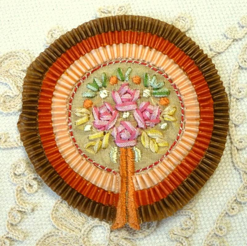 1920 Gestickte Ombre Band-Applikation-Hüte Hutmacher-Puppe Dressing von Ribbonflowers