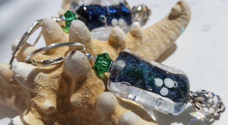 Handgefertigte Lampwork-Ohrringe in Smaragdgrün „Irisieren" von Ribbons10