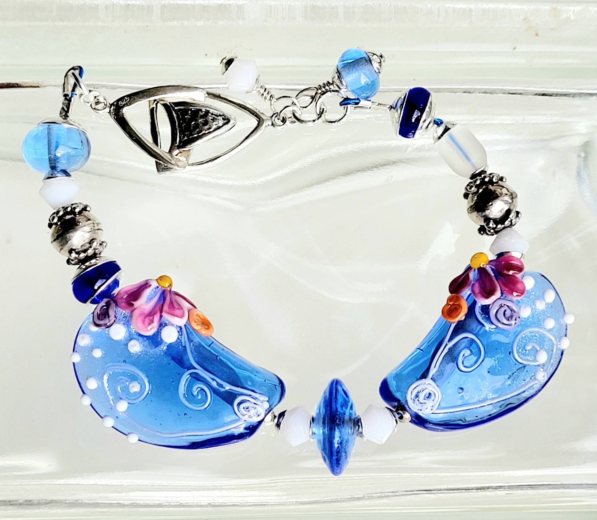 "Handgefertigtes, Zartblaues Schmetterlingsarmband "Winged Grace" "Handgefertigtes, Zartblaues Schmetterlingsarmband "Winged Grace" von Ribbons10
