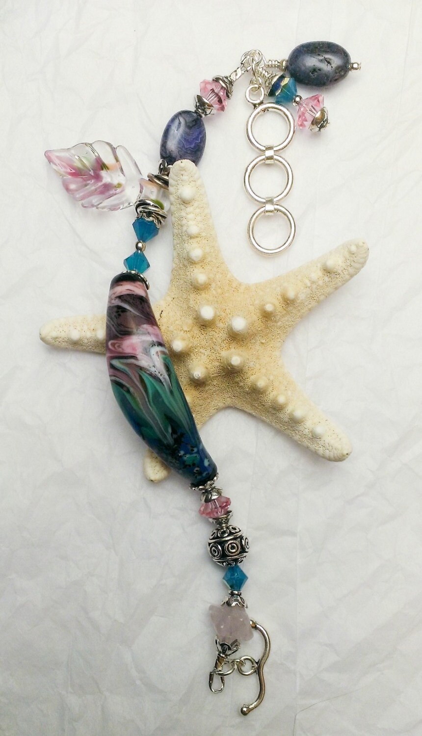 Handgefertigtes Armband Aus Lampwork, Edelstein, Swarovski Kristall Und Bali Silber; "Süße "Pfauenfeder" Handgefertigtes Armband Aus Lampwork, Edelstein, Swarovski Kristall Und Bali Silber; "Süße "Pfauenfeder" von Ribbons10