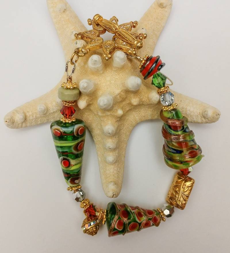 "Handgefertigtes Lampwork-Armband "Christmas Traditions" "Handgefertigtes Lampwork-Armband "Christmas Traditions" von Ribbons10