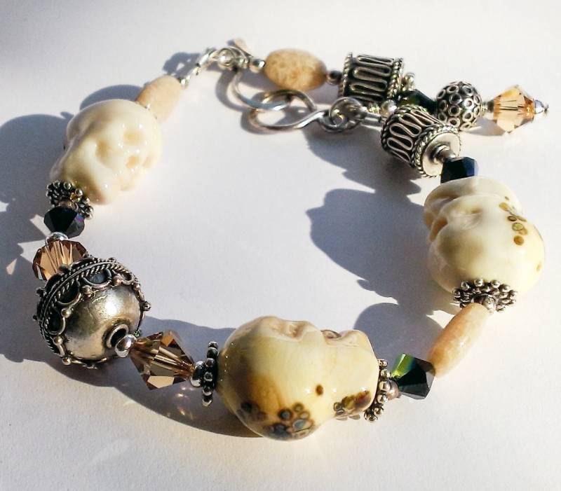 Handgefertigtes Lampwork Totenkopf Armband; Ach, "Armer Yorick" Handgefertigtes Lampwork Totenkopf Armband; Ach, "Armer Yorick" von Ribbons10