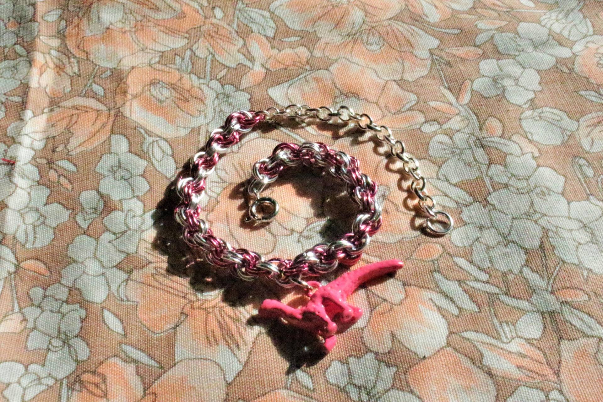 Dinosaurier Adorable Charm Spiral Armband Dinosaurier Adorable Charm Spiral Armband von RibbonsandChainmail