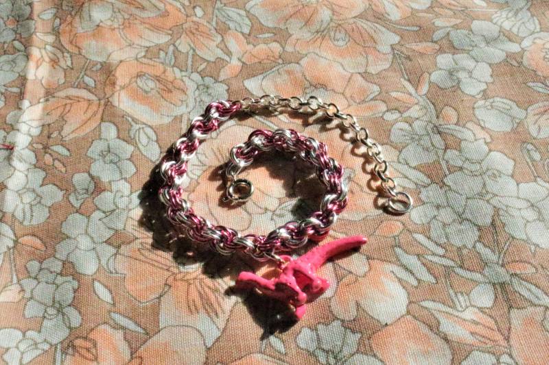 Dinosaurier Adorable Charm Spiral Armband Dinosaurier Adorable Charm Spiral Armband von RibbonsandChainmail