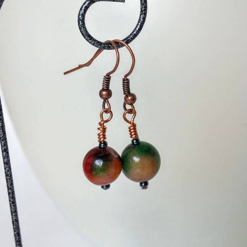 Edelsteinabfall-Ohrringe, Rot-Grüne Boho-Ohrringe Auf Kupferdraht, Einzigartige Schmuckgeschenke, Bunte Dinkel-Ohrringe von RibbonsandGlass
