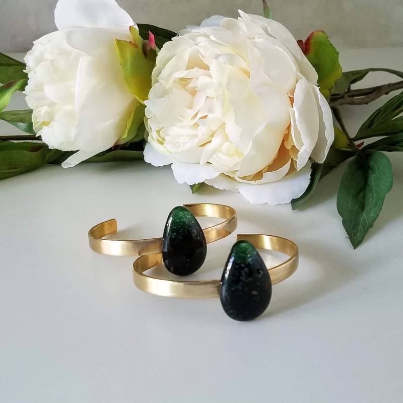 Grün Verschmolzen Glas Armband, Messing Manschette Armband Mit Grün Und Regenbogen Teardrop von RibbonsandGlass