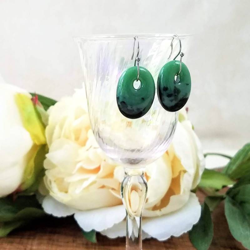 Grüne Ohrringe, Dunkle Aventuringrün Und Hellgrüne Glasarren Auf Edelstahldraht von RibbonsandGlass